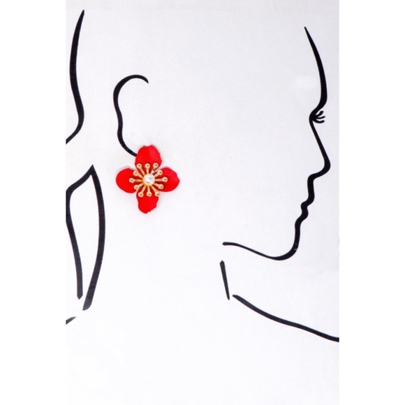 Red flower petal earrings detailed with a gold center - Picture 2 of 4